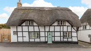 Charming Thatched Cottage in the Heart of Ramsbury - Image 2