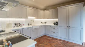 Charming Thatched Cottage in the Heart of Ramsbury - Image 4