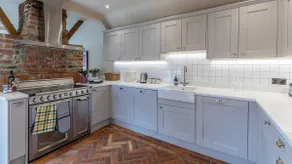 Charming Thatched Cottage in the Heart of Ramsbury - Image 3