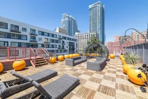 Sleek DTLA Loft Near Crypto Arena I Rooftop Lounge - Image 2