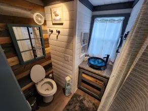 Tiny Luxury Retreat: Lake, Hikes, Brews & Vines - Image 5
