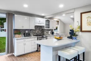 4BR Home, Parking Space, Mins to NYC & Time Square - Image 3