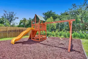 Family home wpool mini-soccer field - Image 4