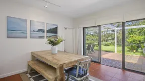Right on the lake, easy access to beach all one level - Image 4