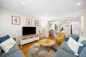 Hazy Shores Escape - Breezy Coastal Stay near Henley Square - Image 2
