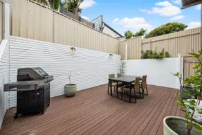 Hazy Shores Escape - Breezy Coastal Stay near Henley Square - Image 5