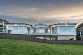 Beach House with incredible Bay Views - Image 4
