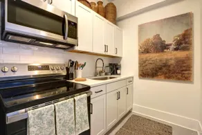 Luxury 2BR/1BA in a Restored 1920s Savannah Home - Image 4
