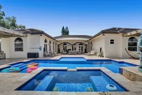 8-BR with Pool & Mini-golf & Soccer - Image 3