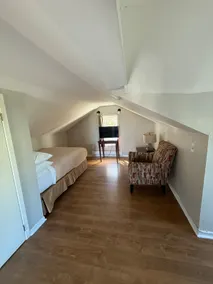 Elizabeth Loft 1BR Parking Central - Image 3