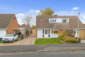 Cosy 3 Bed with Parking - Image 2