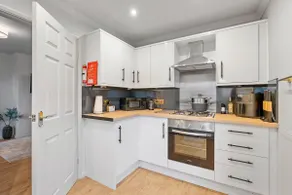 Cosy 3 Bed with Parking - Image 4