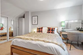 Cosy 3 Bed with Parking - Image 3