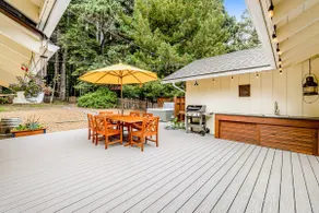 Sunny getaway with hot tub, yard & beach trail - Image 3