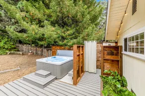 Sunny getaway with hot tub, yard & beach trail - Image 2