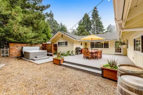 Sunny getaway with hot tub, yard & beach trail - Image 4