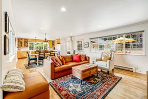Sunny getaway with hot tub, yard & beach trail - Image 5