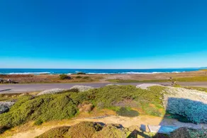 Gorgeous Waterfront home with easy Beach Access - Image 4