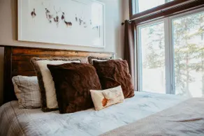 3BR Waterside Cottage w/King Beds & Fireplace - Image 3