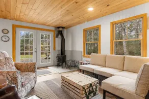 The Tide House, Cozy Waterfront Cottage + Bunkhous - Image 5