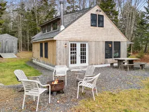 The Tide House, Cozy Waterfront Cottage + Bunkhous - Image 3
