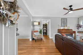 Warm and Inviting 3BR Craftsman with Big Kitchen - Image 2