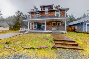 Beautiful Craftsman home with private hot tub and - Image 2