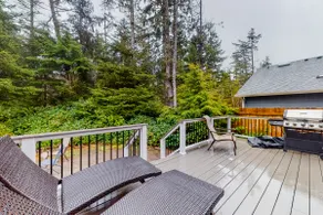Beautiful Craftsman home with private hot tub and - Image 3