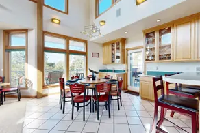Coastal estate with private hot tub enclosed yard - Image 3
