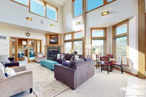 Coastal estate with private hot tub enclosed yard - Image 2