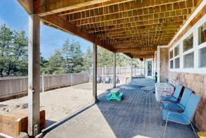 Coastal estate with private hot tub enclosed yard - Image 4