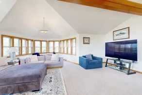 Coastal estate with private hot tub enclosed yard - Image 5