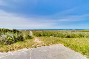 Oceanfront home w/ Pacific views & pool table - Image 3