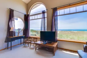 Oceanfront home w/ Pacific views & pool table - Image 2