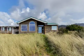 Oceanfront home w/ Pacific views & pool table - Image 4