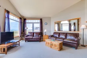 Oceanfront home w/ Pacific views & pool table - Image 5