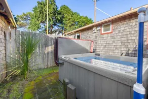 Perfect retreat a block from the beach with hot tu - Image 3