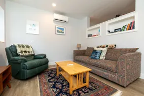 Modern Woodland Escape w Wshr dryer and Large Yard - Image 3