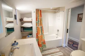 Modern Woodland Escape w Wshr dryer and Large Yard - Image 5