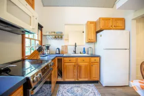 Modern Woodland Escape w Wshr dryer and Large Yard - Image 4