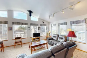 Cozy coastal home with deck ocean views and firepi - Image 2
