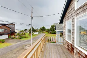 Cozy coastal home with deck ocean views and firepi - Image 3