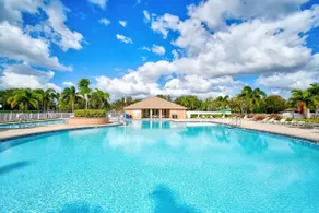 Peaceful Lakeside Stay with Private Screened - Image 2
