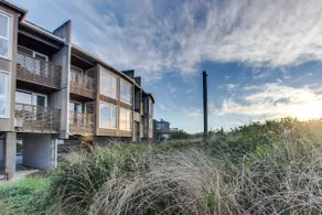 Contemporary oceanfront condo with amazing views d - Image 2