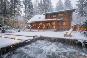 Riverfront retreat with sauna & hot tub 3B2Ba - Image 2