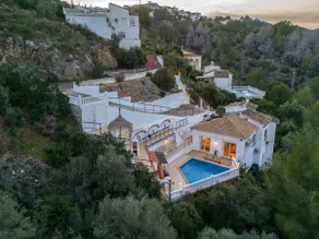 Beautiful villa with pool and stunning view - Image 4