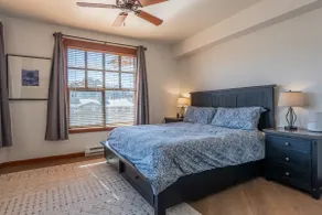 Top Floor Superbe 2BR / 2BA Unité dans le village avec une vue magnifique! Endroit calme. - Image 2