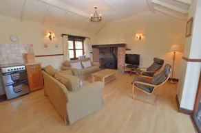 Spacious 3 bedroom country cottage, indoor pool & sauna, conservatory - Image 4