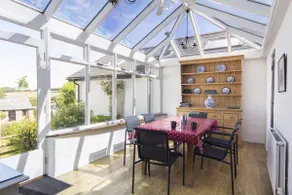 Spacious 3 bedroom country cottage, indoor pool & sauna, conservatory - Image 2
