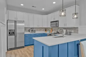 Mins to Downtown & Beach, Sleeps 10, Pool - Image 3